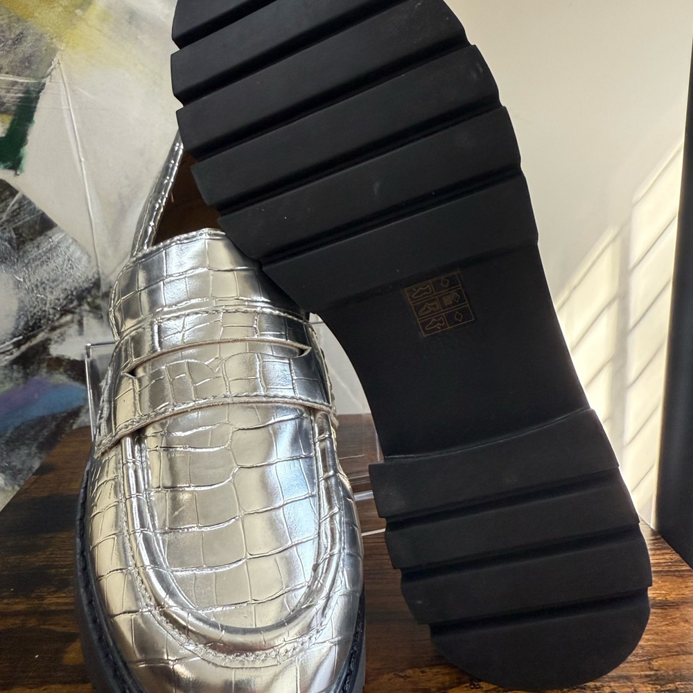 Silver Crocodile Pattern Loafers - Picture 5 of 6
